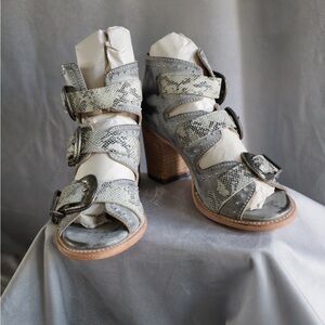 NWOT Freebird by Steven Violet leather sandals